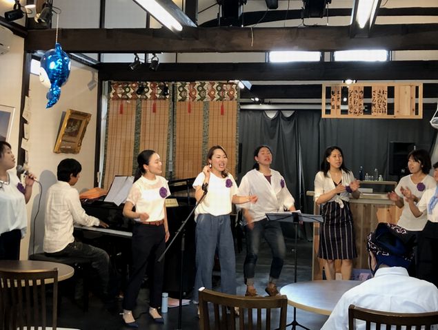 vNeUigmDIfBUNYi's tweet photo. 6月29日土曜日
陽だまりにてゴスペルライブが開催されました。
ゲストは子育て中のママさんのサークル「Le Souvenir」さん♪
音楽って本当に素敵だな、歌うって本当に楽しい☆
そんな思いが溢れる歌声に利用者さんもお客様も、とても喜んで頂き楽しい時間となりました(^^)
#陽だまり
#ゴスペル
#南丹市 https://t.co/kpL6r6iW40