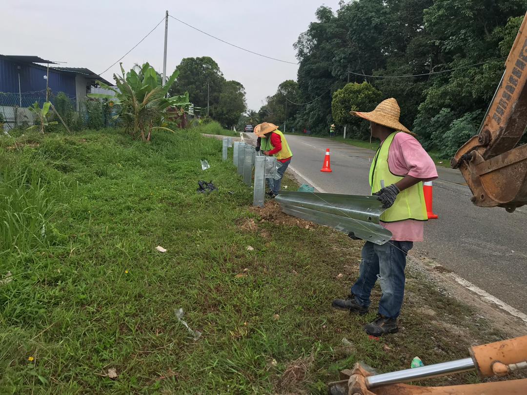 teto_eng_sb's tweet photo. Kerja-kerja pemasangan Guardrail di laluan J4 Jalan Gelang Patah, Johor Bahru JKR Johor Bahru
Pengguna jalan raya disarankan berhati-hati ketika memandu
#tetocare #tetoengineering https://t.co/FbTfRJRnBf