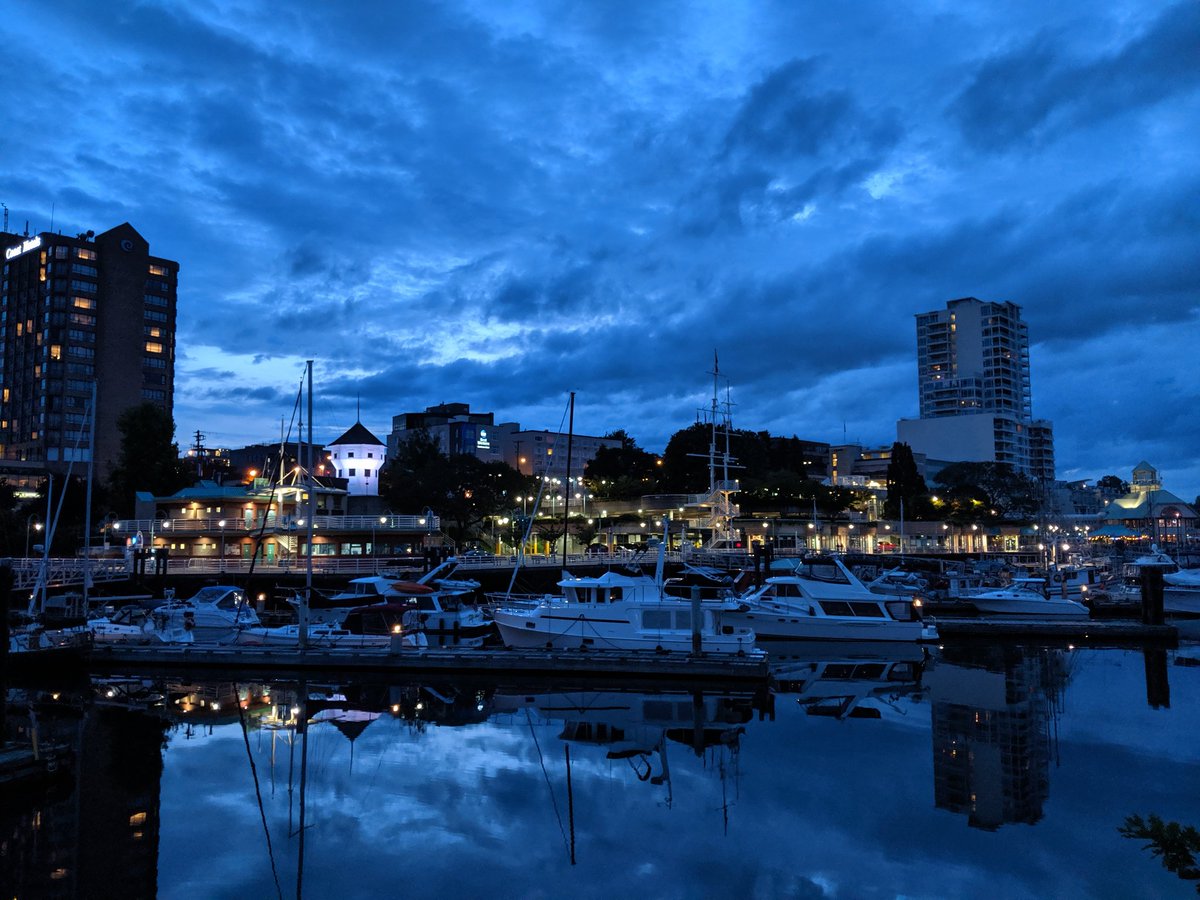 Beautiful night to walk around the sea wall @cityofnanaimo  Don't forget to take time away from your studies @VIUniversity to rest and relax @TourismNanaimo