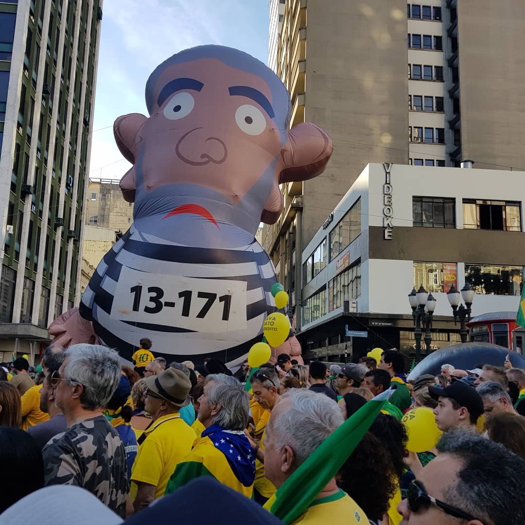 Marcialipinski's tweet photo. Eu estava lá! Curitiba tava mais linda hoje! Acorda deputados e senadores:
#PacoteAntiCrime
#PrevidenciaDe1Trilhao
#CPILavatogas
#LavaJatoOrgulhoNacional
#LulaPresoPraSempre
#DeportaGlennGreenwald https://t.co/jYONm1NNYg