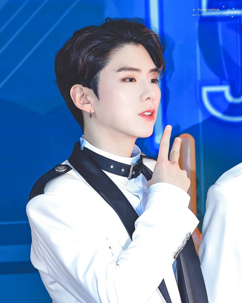 shflywonho's tweet photo. kihyun is a prince 👑 https://t.co/Irgo3saVC9