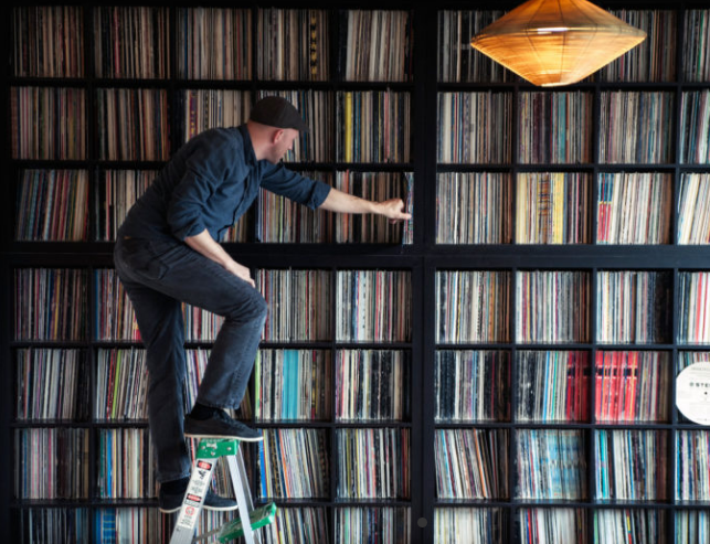 HeyMusicTweets's tweet photo. "I remember at one point I ... took the records out of my house &amp; I almost felt lonely. I actually missed the smell of the records. When people walk into my apartment, they almost always say it smells like #records in here."
#DVS1 to #TheVinylFactory
https://t.co/uPaf0DT5P5 https://t.co/GmQYJXx1CZ