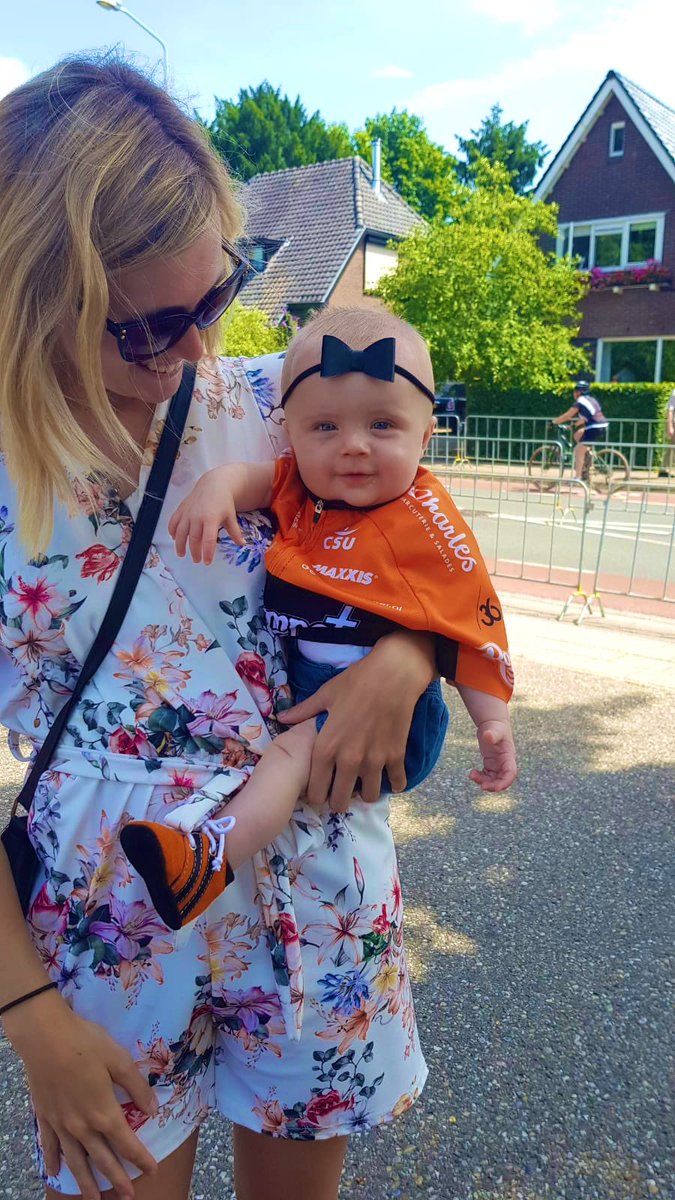 Met onze mini Roompot supporter! 🧡🖤 <a href="/roompot_charles/">Roompot - Charles Cycling Team</a> <a href="/BVP88/">Boy van Poppel</a>