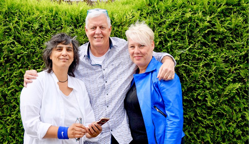 De naam van de nieuwe omroep voor het #Hogeland wordt nu bekend: Omroep Het Hogeland. Een initiatief van Ina Spijk (programmamaker, documentairemaker), Sarah Stiles (filmmaker, multimedia, producent) en Cees van de Meent (online nieuwsmaker) omroephethogeland.nl/persbericht.ht…