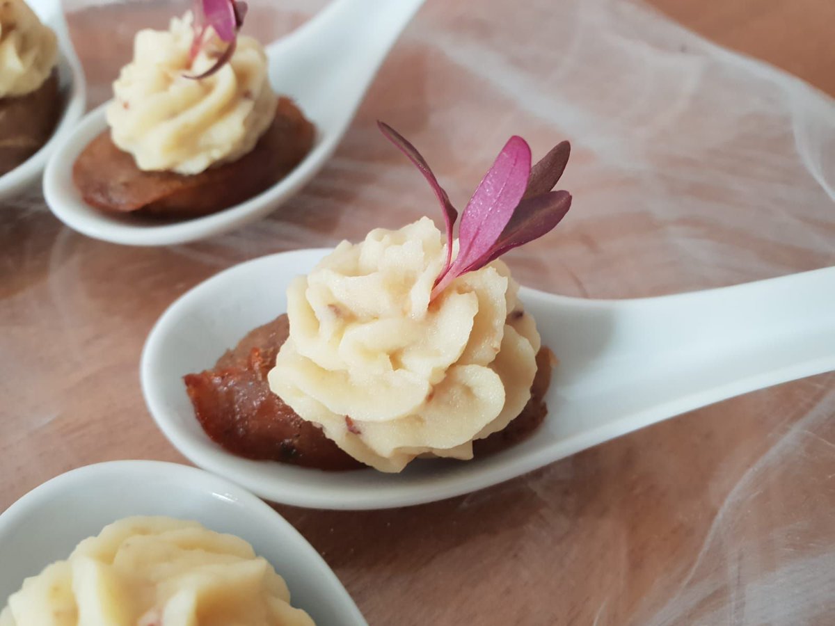 ByAmbience's tweet photo. Canape of the week…..
Mini butchers Cumberland sausages piped with mustard mash.
#WeddingsByAmbience #CorporateByAmbience #CateringByAmbience #canapes #cumberland #sausage #localbutcher #mustardmash #yummy #tastey #minibites #sussexcaterer #surreycaterer #kentcaterer https://t.co/nuivp3imsf