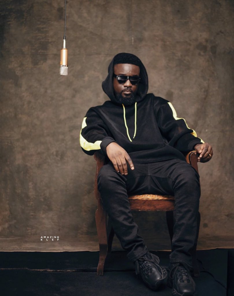 sarkodie's tweet photo. The Bleeding period Vs the feeling period... Now don’t tell me you giving up 👊🏿 https://t.co/57G1leIuyA