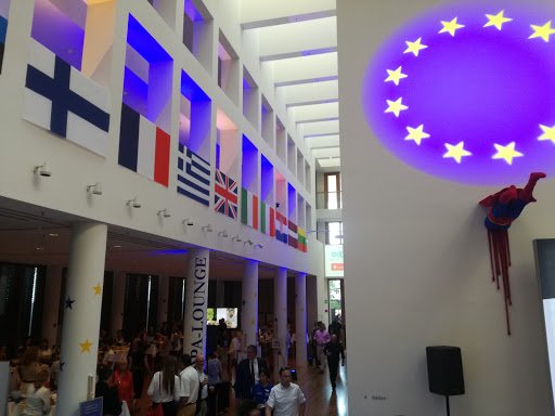 Andrássy Universität (@andrassyuni) on Twitter photo Europa erleben, Europa gestalten: Auf der #Stallwächterparty der <a href="/LVBWBerlin/">Vertretung des Landes Baden-Württemberg beim Bund</a> drehte sich dieses Jahr alles ums Thema #Europa. Auch die #AUB als Gemeinschaftsprojekt, das den europäischen Geist lebt, war diesmal mit dabei. #aubabroad #andrassyuni Europa erleben, Europa gestalten: Auf der #Stallwächterparty der <a href="/LVBWBerlin/">Vertretung des Landes Baden-Württemberg beim Bund</a> drehte sich dieses Jahr alles ums Thema #Europa. Auch die #AUB als Gemeinschaftsprojekt, das den europäischen Geist lebt, war diesmal mit dabei. #aubabroad #andrassyuni