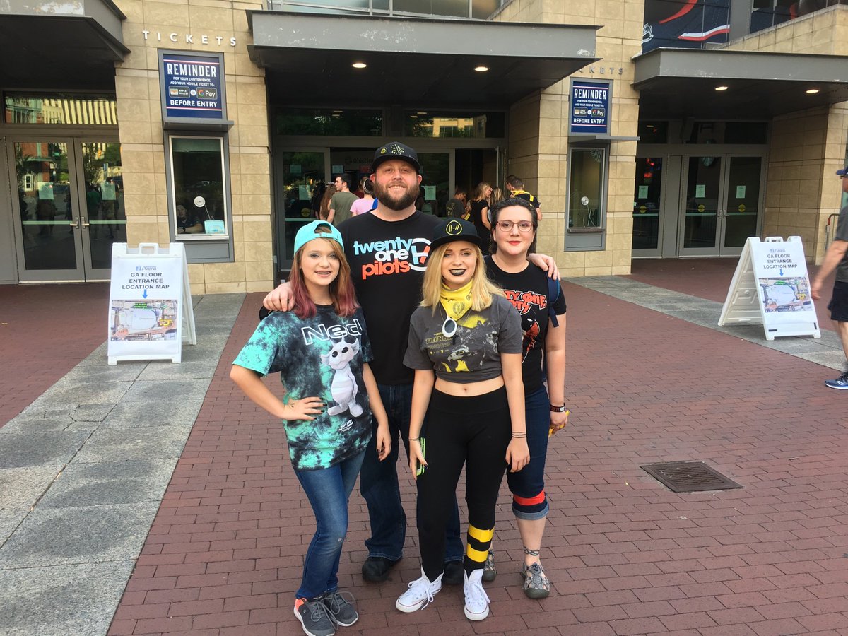 TeddiIvey's tweet image. Came 2500 miles from CA and just finished #banditocolumbus2
We had the time of our lives! Thanks TwentyØnePiløts