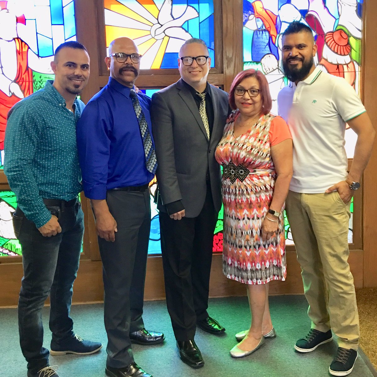 BishopJMachado's tweet image. Junto a mis productores Azarel Arias, Jose Arias y sus Padres después de gozarnos en el Servicio Evangelistico Adorando al Señor!! Dios es Bueno!! 

#AriasRec #MúsicaConPropósito #DecididosTour @rec_arias