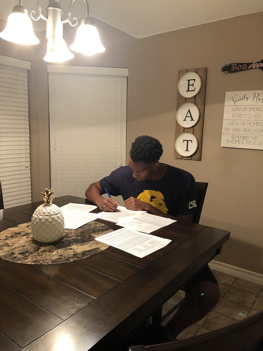 MontaDavis25's tweet image. Signed 🖊 #tamu23 #TAMU 🦁🔵