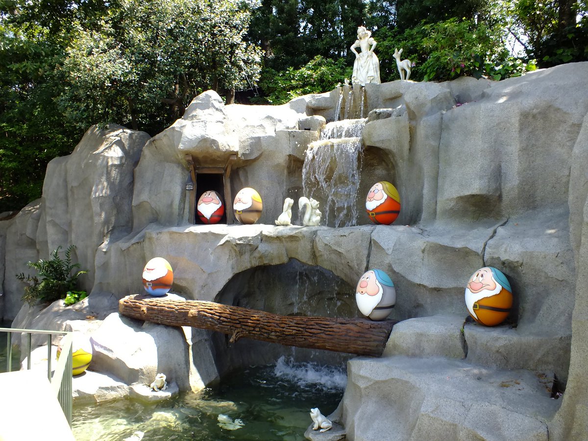 東京ディズニーリゾートpr 公式 V Twitter パークに井戸 みなさんは 東京ディズニーランドの中に2つの井戸があるのはご存じですか 今日のブログでは ミニーの願いの井戸 白雪姫の願いの井戸 をご紹介 T Co Y2xioptqhm