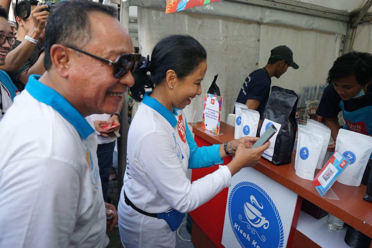 #SobatBUMN, pada Minggu (30/6), Menteri BUMN Rini M. Soemarno secara resmi meluncurkan aplikasi financial technology (fintech) milik BUMN, LinkAja di Plaza Selatan Gelora Bung Karno, Jakarta.

Peluncuran ini sebagai hasil dari sinergi berbagai produk keuangan elektronik BUMN.