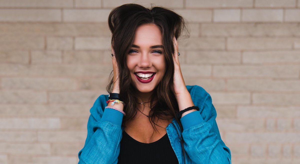 // 5x zomer make-up tips ☀️ //  Summer is here! Dat vraagt om een paar zomer make-up tips, want alhoewel we blij zijn met de stijgende temperaturen, betekent dat niet veel goeds voor onze make-up. Don’t worry, al je make-up struggles eindigen hier. bit.ly/2IUFnmD #blog