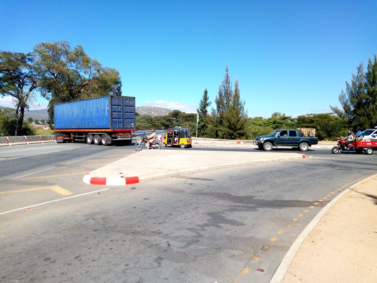 Imeelezwa kutozingatia Alama za Barabarani ni miongoni mwa sababu zinazochangia ajali za barabarani.Je sheria zinasimamiwa ipasavyo? 
#ajalisasabasi
<a href="/TAMWA_/">Tanzania Media Women</a> 
<a href="/safiri_salama/">Safiri Salama</a> 
<a href="/WHO/">World Health Organization (WHO)</a> 
<a href="/NETS_RoadSafety/">trafficsafety.org</a>