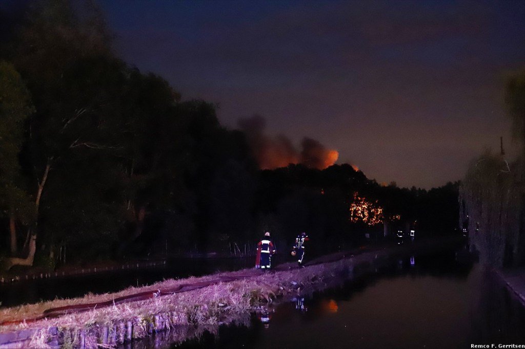 112Hart's tweet photo. Grote brand legt hobbyloods in de as aan de #Winterdijk in #Waddinxveen https://t.co/iFxMh3jWgq https://t.co/2IfoiCEWKG