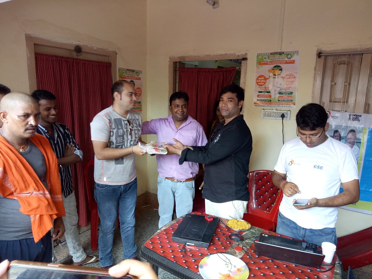 StreeSwabhimaan's tweet photo. #DigitalIndiaNewIndia  awareness  citizen of Patna about pmjay services .
Recieveing award for digital india army making pmjay card .
@BiharCsc 
@ermuditmani 
@dintya15 
@CSCegov_ 
@rsprasad https://t.co/f0FUZLhSwY