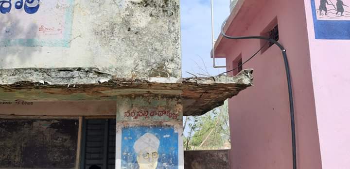 VVeldandi's tweet photo. శిదిలావస్తకు చేరుకున్న దేశాయిపల్లె ప్రాథమిక పాఠశాల రాజన్న సిరిసిల్ల జిల్లా తంగళ్లపల్లి మండలం దేశాయిపల్లె గ్రామ పాథమిక పాఠశాల  ఎప్పుడు కూలుతుందో తెలియని పరిస్థితి ఆరుబయట క్లాసులు నిర్వహిస్తున్న స్కూల్ టీచర్స్ ప్రభుత్వం స్పందించాలని గ్రామ ప్రజలు కోరుతున్నారు
@Collector_RSL sir 🙏 https://t.co/wwVXoXriuV
