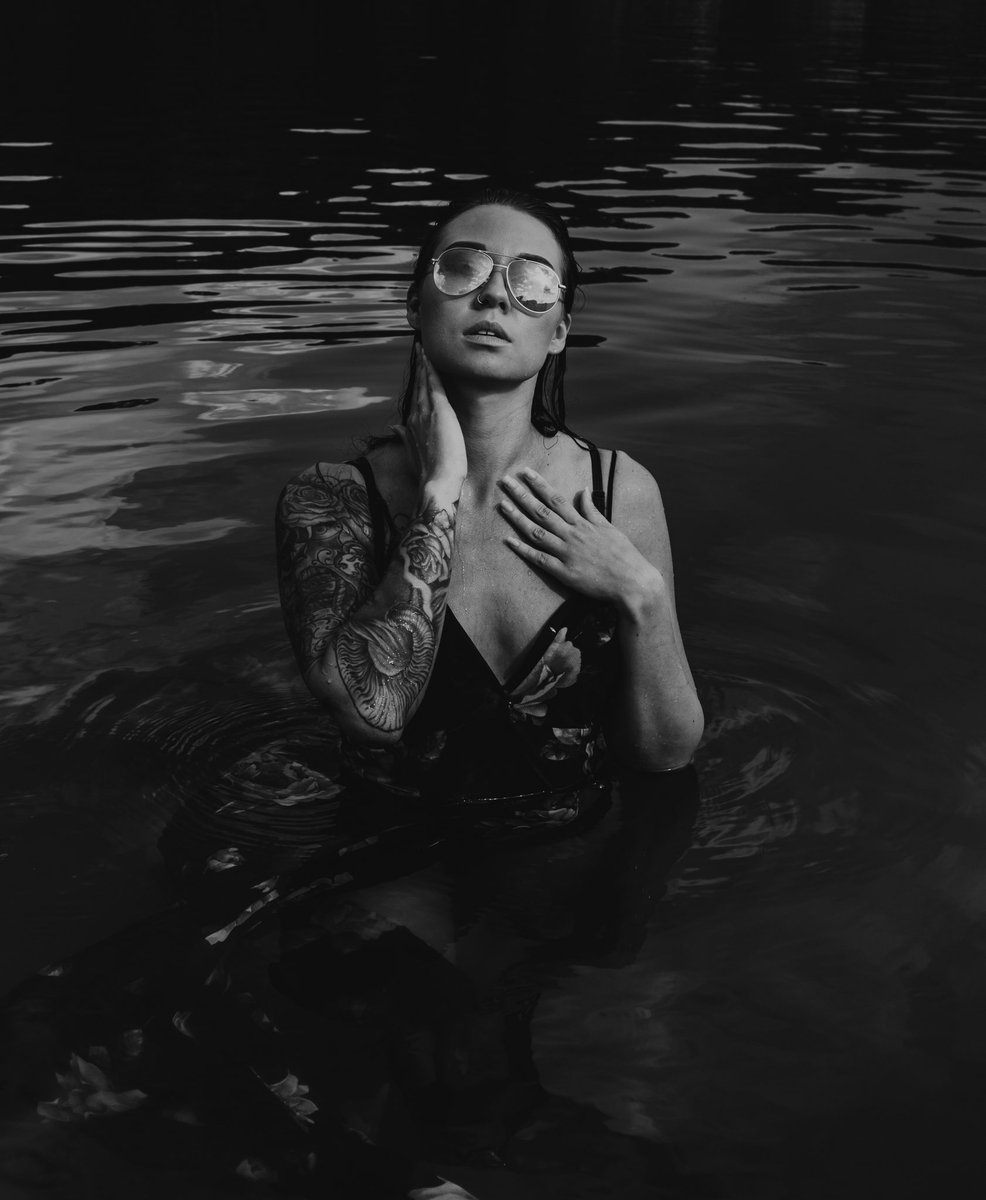 TheTillmanPhoto's tweet photo. Some portraits out at lake Windsor today with Syd.
#portraits #lakeshoot #Photography #NWArk #tattooart #tattedgirl #model #blackandwhitephotography https://t.co/zM76UmHNiP