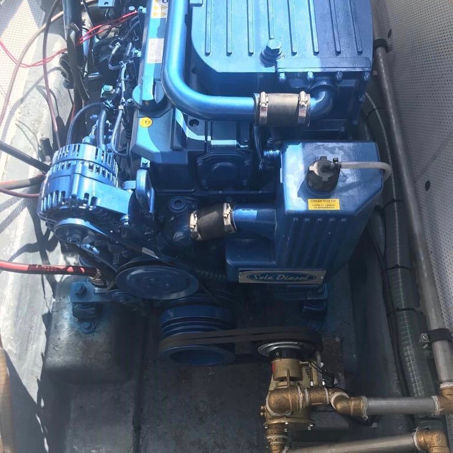 Nautica_solymar's tweet image. Os presentamos a uno de los catamaranes de @mundomarino_excursiones, al cual le realizamos cambio de motores, desistalando dos Detroit diésel e instalándole dos motores @solediesel SDZ-165 👏🏽! Trabajo finalizado y embarcación trabajando 😊 @Nautica_solymar