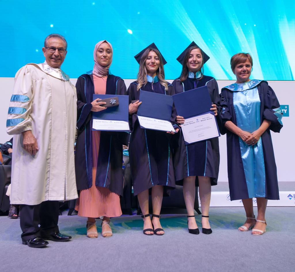 Rektörümüz Prof. Dr. Şenay Yalçın ve Dekanımız Prof. Dr. Fatma Eti Aslan yıl sonu mezuniyet törenimizde fakülte birincimiz Elif Yılmaz (FTR Bölümü), fakülte ikincimiz Naile Kurd (FTR Bölümü) ve fakülte üçüncümüz Gülsüm Bayıroğlu (Hemşirelik Bölümü) ile birlikte #BAU #Mezuniyet