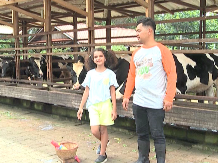 funtime_rtv's tweet photo. Si Cantik Khadijah akan nemenin Fun Friends lebih tau tentang sapi. Siapa hayo Fun Friends yang berani ngasih minum kaya Khadijah? Tunggu keseruannya ya di Fun Animal, hanya di Funtime Have Fun! https://t.co/qOJf99jIp8