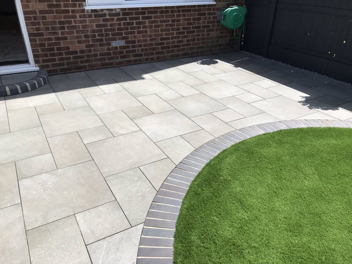 leeharveydesign's tweet photo. @BradstoneUK @Sarahhennem Arenaria dark grey porcelain with blue engineering brick detail around new artificial lawn area 👍🏻 https://t.co/3neZaxiIe5