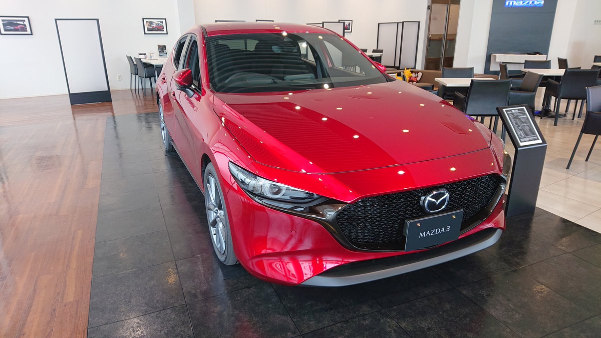 うちゅうネコ お世話になってる営業さんへのお土産を渡すためにマツダディーラーへ Mazda3の展示車 があったので じっくり見させてもらうことに 車名の変更やデザインもあってか日本車とは思えない仕上がりにビックリ カタログまで頂きました デミオも