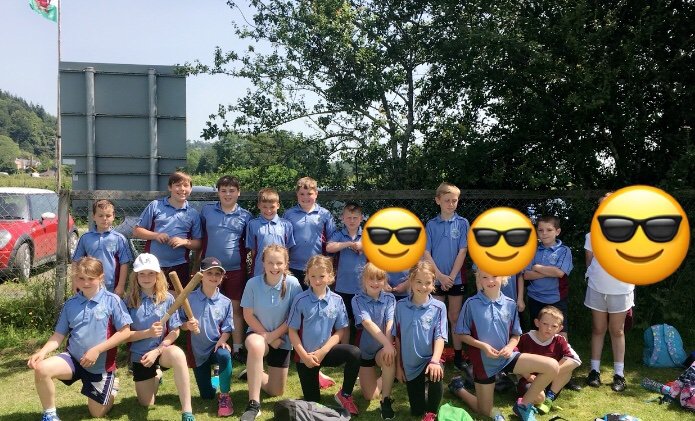 Cafwyd pnawn braf yn chwarae criced a rownderi gyda ysgolion y clwstwr. Diolch i bawb am drefnu!
A day of cricket and rounders with schools in the cluster. Thank you for organising!