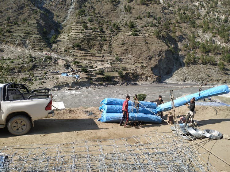 RAP3_MHLR's tweet image. As the water level in the Mugu Karnali River began to rise, RAP3 MHLR now uses a private ropeway to cross the project goods. Using a ropeway makes transportation easier and faster as the crossing of bulky items by mules is not possible. 
#LocalTechnology #InnovativeSolution