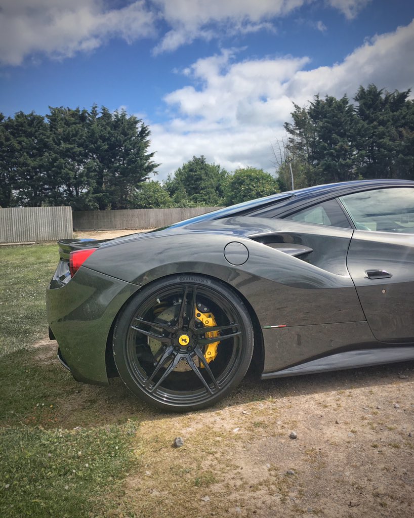 thatcarladmatt's tweet photo. These colours 😎 to match Bremont Watch
#Ferrari #Morning #GoodMorning #SupercarMonday #CarLadMatt #CarPhotographer #APleasureToFollow #Bremont https://t.co/0YEHoAlI1Z