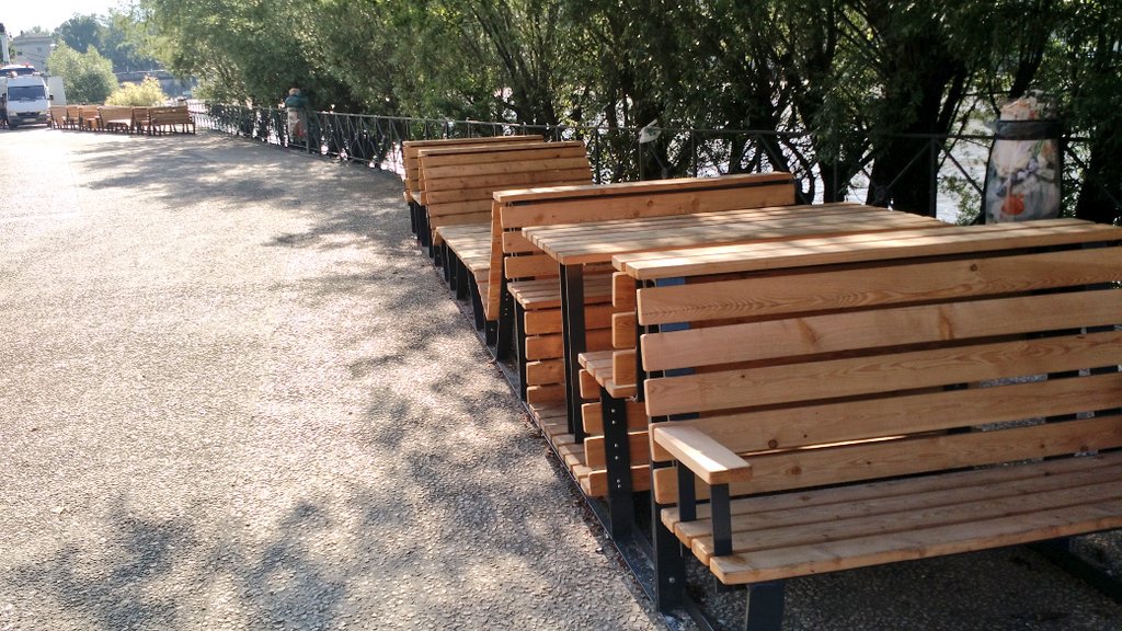 abkgrenoble's tweet photo. "Un pas vers l'eau", projet lauréat du #BudgetParticipatif 2019 de #Grenoble : en complément des premiers bancs, l'installation du mobilier commence aujourd'hui, tout comme la dépose des barrières permettant enfin le plein accès aux berges de l'#Isère. 😍
#PlusBelleLaVille https://t.co/ncOrzoQROq