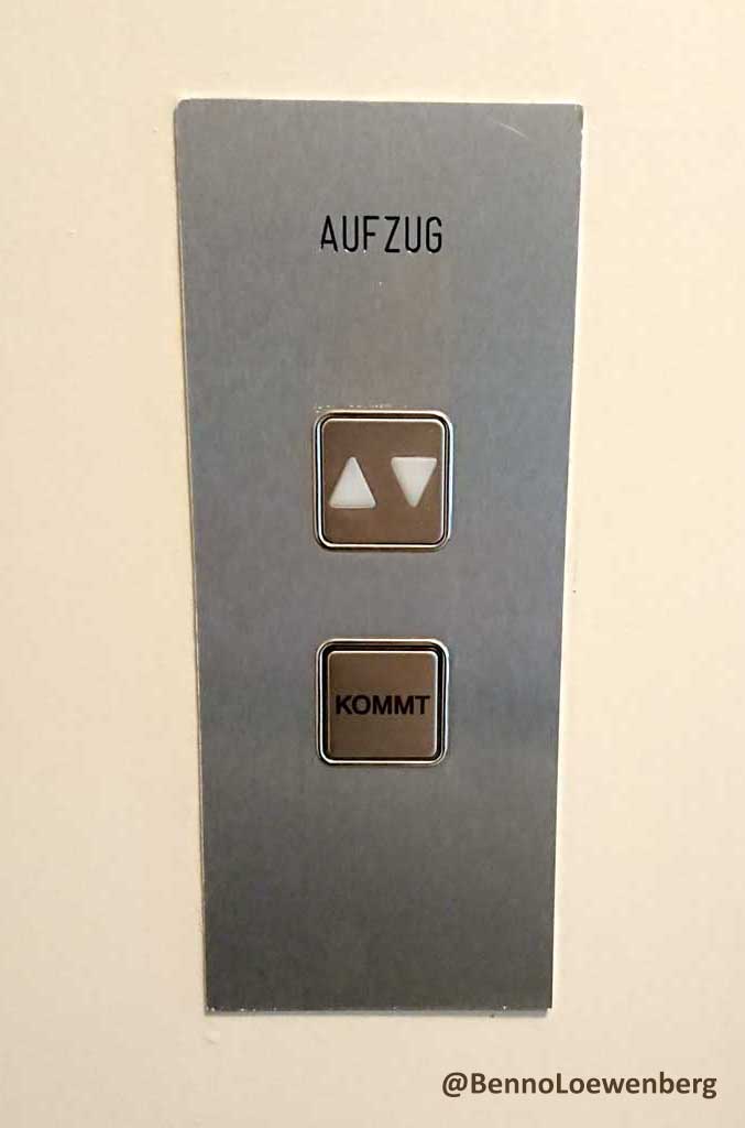 BennoLoewenberg's tweet photo. Which one to push ?
Only one of the squares is an actual button
(the label "KOMMT" means "(it is) arriving")
German #ElevatorUX from Munich
#UItext #UIcopy https://t.co/XD0B1BmylM