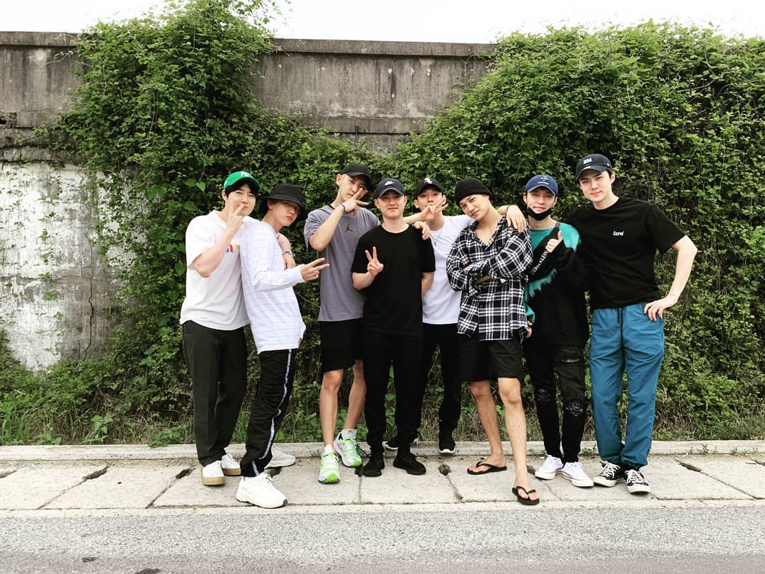 BaekObrien's tweet photo. Yixing viajo exclusivamente para despedir a KyungSoo, esto es realmente hermoso. Los amo y estaré esperando a cada uno hasta que vuelvan.
KyungSoo bebé te voy a extrañar. 😭💕

#ThatsOkayItsKyungsoo #weareoneEXO #EXO #엑소 @weareoneEXO @B_hundred_Hyun @layzhang https://t.co/QI0FRWbZJV