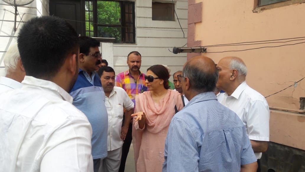 YasminKidwai's tweet image. Meeting in Daryaganj today with the residents of 16 number gali -issues with street lights -horticulture and drainage -we should be able to sort out this week -looking forward to a plantation drive here next week with the residents #ConstituencyUpdate