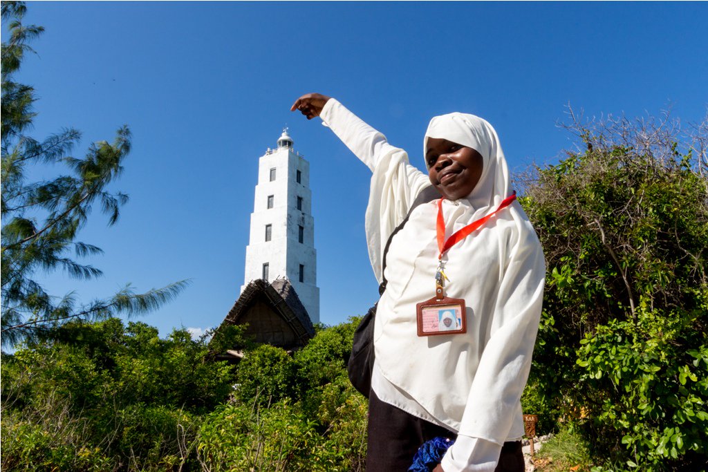 Thank you to our guests for supporting 10,000+ environmental education participants to Chumbe Island! Since 1996, we've led guest-funded excursions to Chumbe for students and community members. This year we surpassed 10,000. Read more: chumbeisland.com/news/newsdetai… #chumbeisland