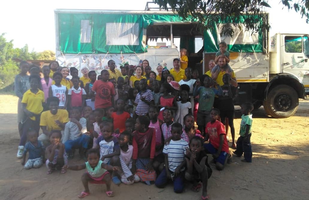 It's that time of the year again as our #readingvolunteers travel to Zambia to join our literacy team to help get children excited about reading! There's a few places still available for #volunteers during August 👉🏽 thebookbus.org/volunteer #getkidsreading