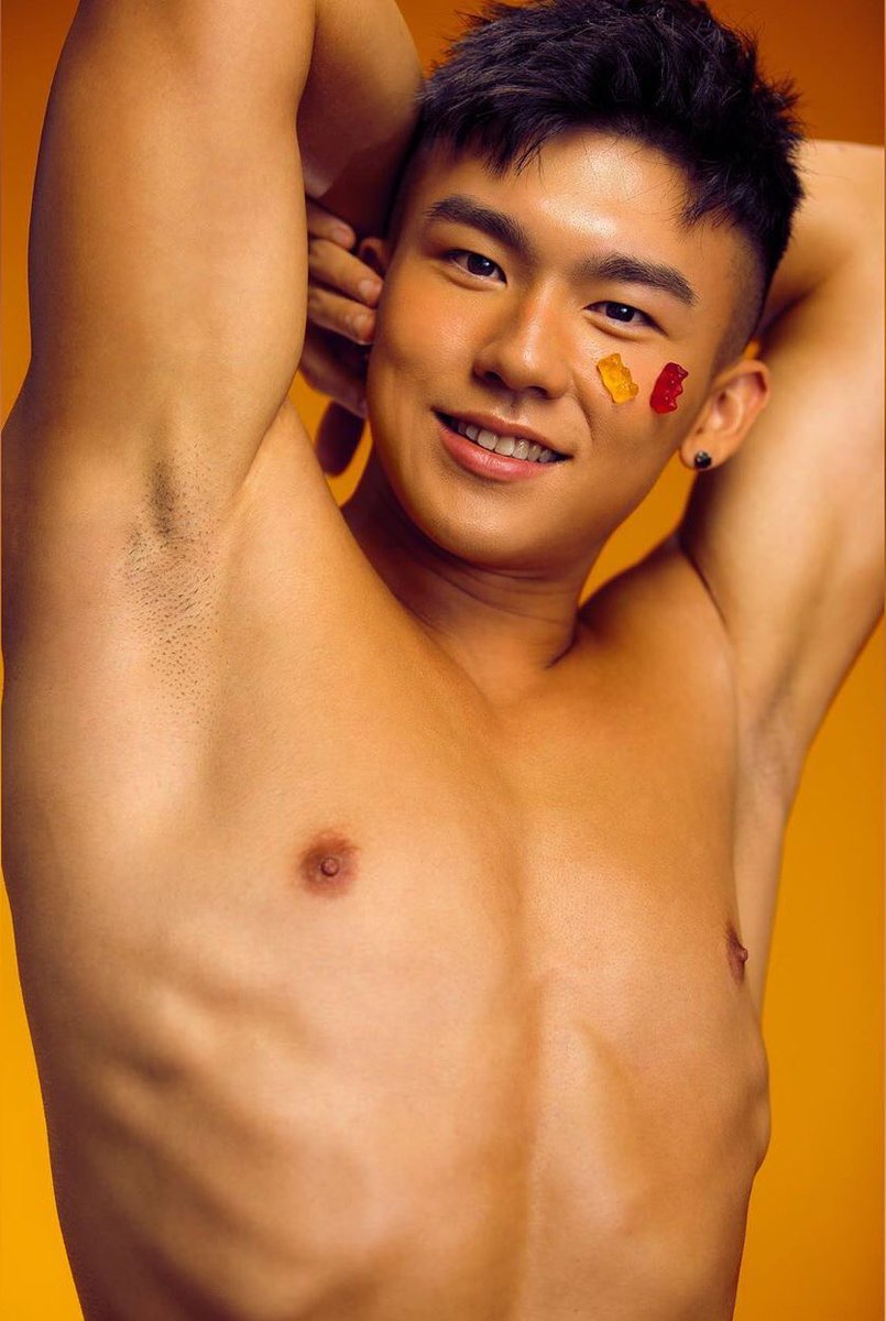 TheJakolDiary's tweet photo. GUMMY BEARS OR HIM? 👊🏻💦 https://t.co/sVBzS7F5TZ