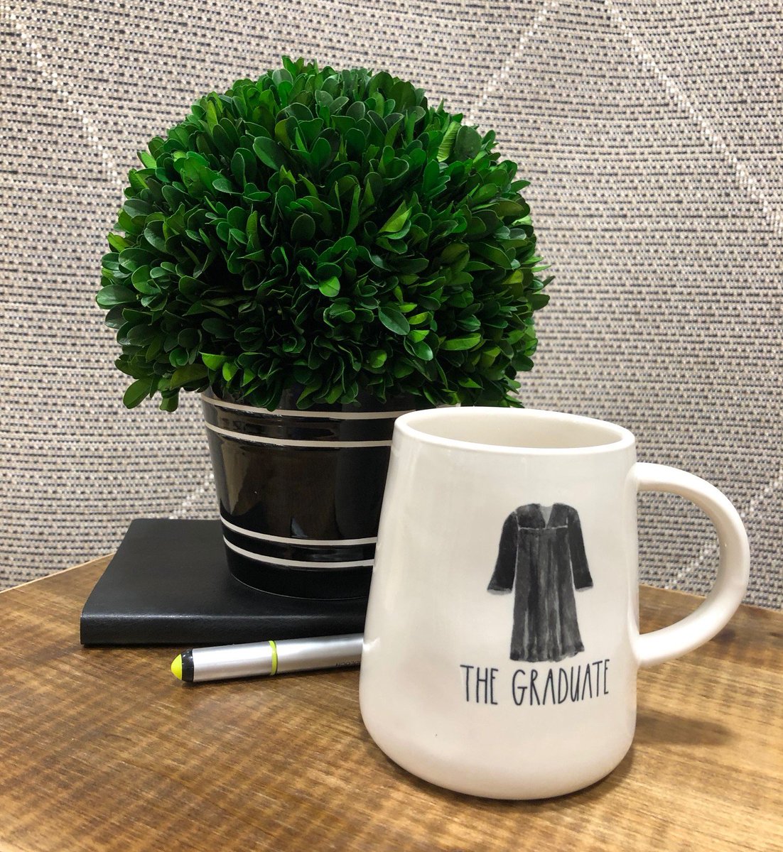 By now, graduation season is over.  CONGRATULATIONS to all of the grads out there...we can't wait for you to book your first BIG MEETING as a CEO.
#MondayMugday #artfullycraftedmeetings #meetingpro #grad #offsite #nextCEO #congrats #Inspiredmeetings