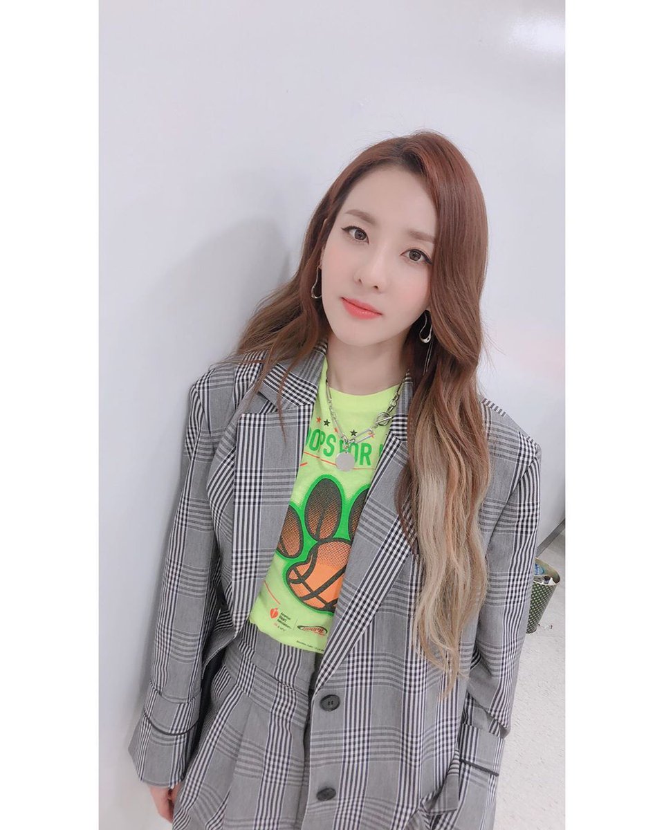 IkSjang's tweet photo. ⋆『산다라박』
          🌻↝⋮ #다라 #Videostar

Kombinlerde bere ve ceket olmazsa olmazlarımdan! Dara bunu sevdi 🤓!

➴ https://t.co/CYV1Ij644F