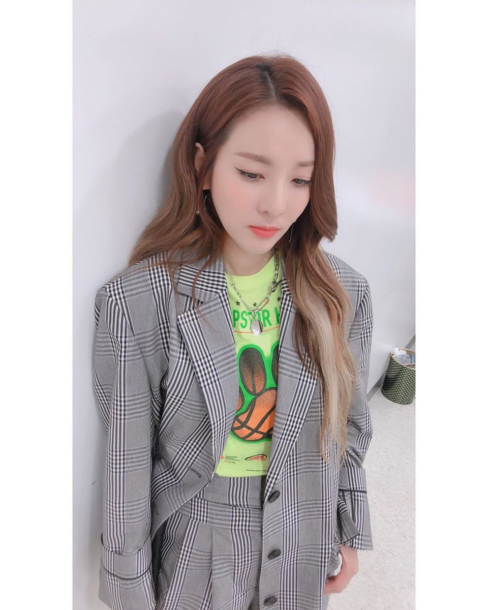 IkSjang's tweet photo. ⋆『산다라박』
          🌻↝⋮ #다라 #Videostar

Kombinlerde bere ve ceket olmazsa olmazlarımdan! Dara bunu sevdi 🤓!

➴ https://t.co/CYV1Ij644F