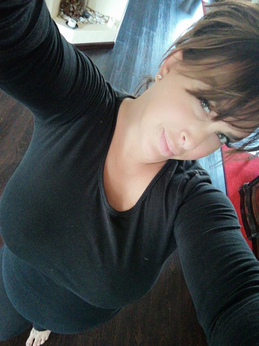 No make up pregnant n happy as u can my nipples are always at attention https://t.co/i2ddeUFROr