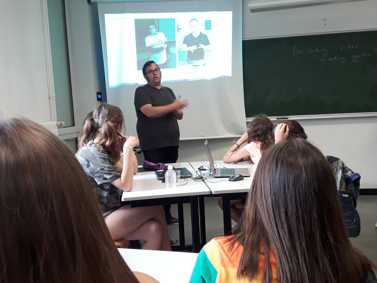 Atlanstic_2020's tweet image. Créatives ? Yes ! 🧠💭✍️
Séance #DesignThinking au stage #GirlsRCoding : Imaginons notre page internet et pour la coder demain.
Avec Antony Delamarre et @StevenMorvanPro