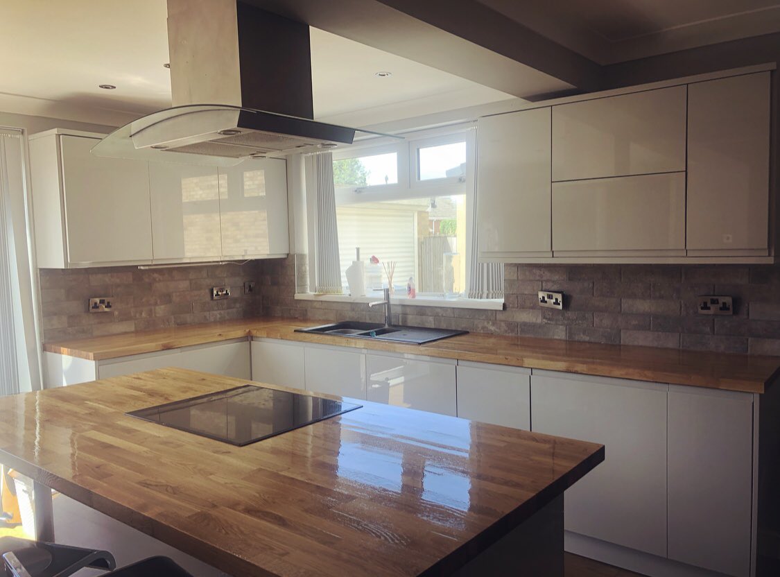 YAS_LauraM's tweet photo. Can not believe how different our kitchen looks now 😍😍 #NewHome #Kitchen #OakWorktops https://t.co/Is2FmlyQZb