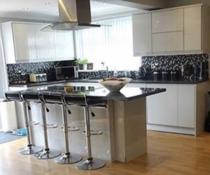YAS_LauraM's tweet photo. Can not believe how different our kitchen looks now 😍😍 #NewHome #Kitchen #OakWorktops https://t.co/Is2FmlyQZb