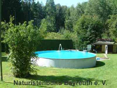 pureflowfilter2's tweet photo. Naturistenbund Bayreuth e. V. - mehrjährige positive Ergebnisse im #Schwimmbad: Nach der Befüllung der #Filteranlage mit #PureFlow ist die Sauberkeit des Wassers im Vergleich mit #Filterkies oder #Filtersand um ein Vielfaches besser. … mehr lesen: https://t.co/GrQJ5KsUiL https://t.co/BxbRXtQjHw