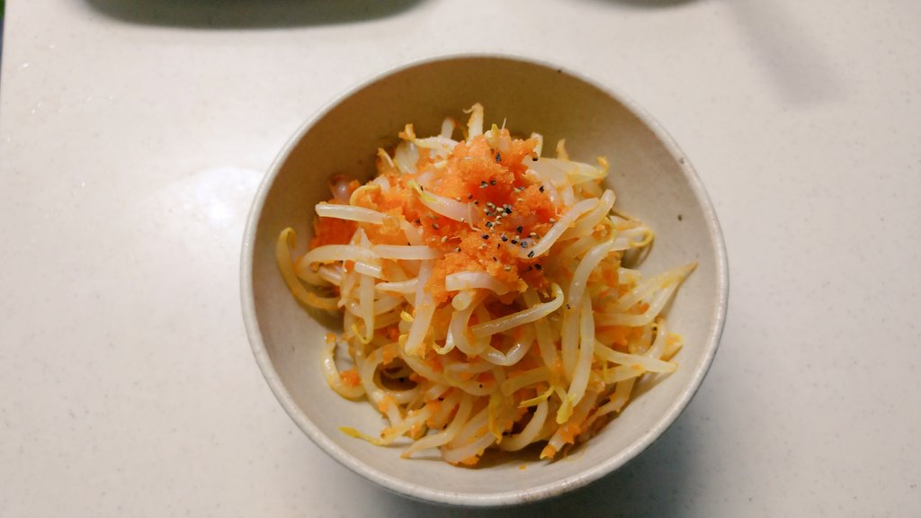 ちょっと余った人参を、もやしと和えてみました✨
バターとにんにくを足したのち、味が足りなければお醤油と胡椒を足す事をおすすめします✨

人参の食感を変えたくて摩り下ろしましたが、千切りでも美味しかったです(*´༥` *)ﾓｸﾞﾓｸﾞ 