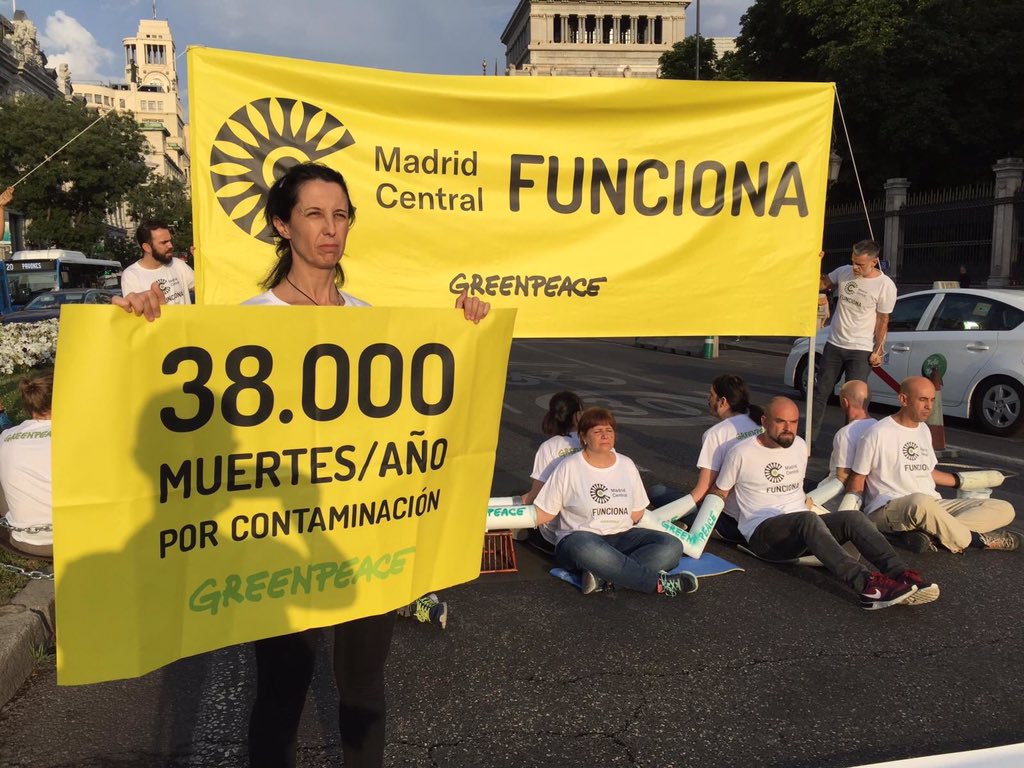 fmarcellesi's tweet photo. Estimado @AlmeidaPP_ quitar #MadridCentral es un atentado contra la salud de las personas, el clima y las normas europeas. ¿De qué lado de la Historia está? 
Todo mi apoyo a @greenpeace_esp que hoy ha cortado la calle Alcalá para recordar que sí #MadridCentralFunciona! https://t.co/sAoH28Cv3X