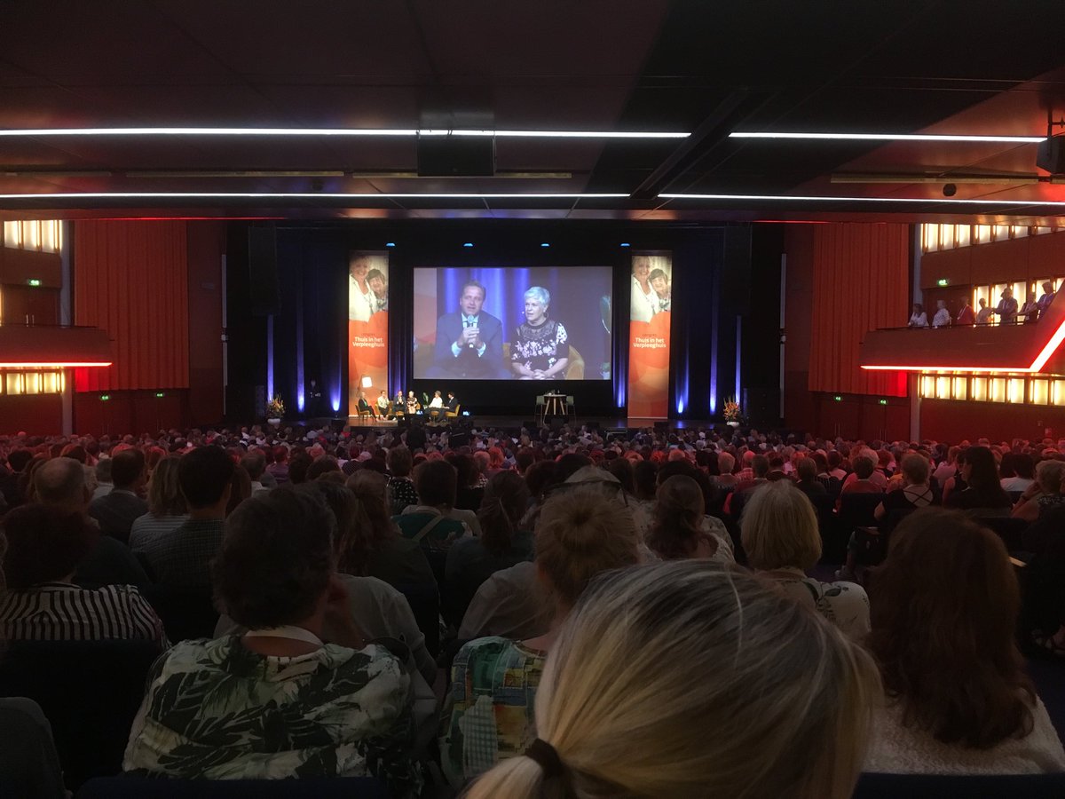 De helft van de mensen in de zaal zit hier in eigen tijd (❗️)... wat vind ⁦<a href="/hugodejonge/">Hugo de Jonge</a>⁩ daarvan? “Dat zegt iets over toewijding en is een compliment waard maar het zegt ook iets over werkgeverschap” #tihv19