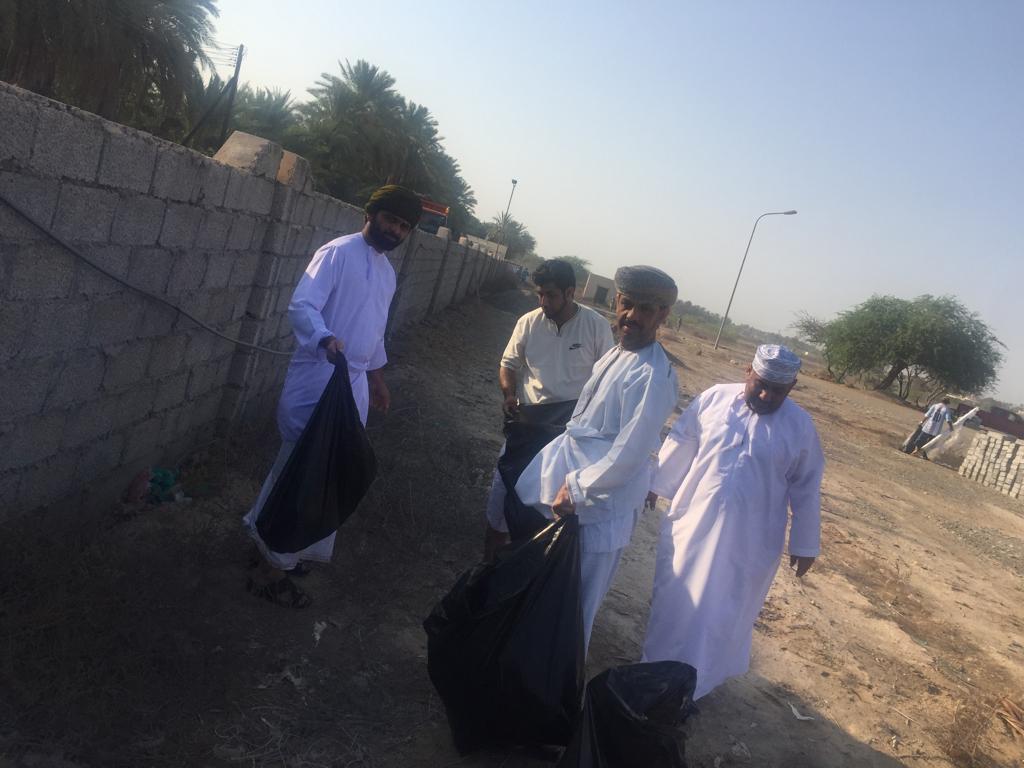 enaya_team's tweet photo. شارك فريق عناية لحماية البيئة صباح هذا اليوم في #حملة_تنظيف_لمقبرة_قصبية_الحواسنة وذلك من ضمن فعاليات اسبوع العمل التطوعي السادس المقام ب #ولاية_الخابورة https://t.co/e1E3r5AQab