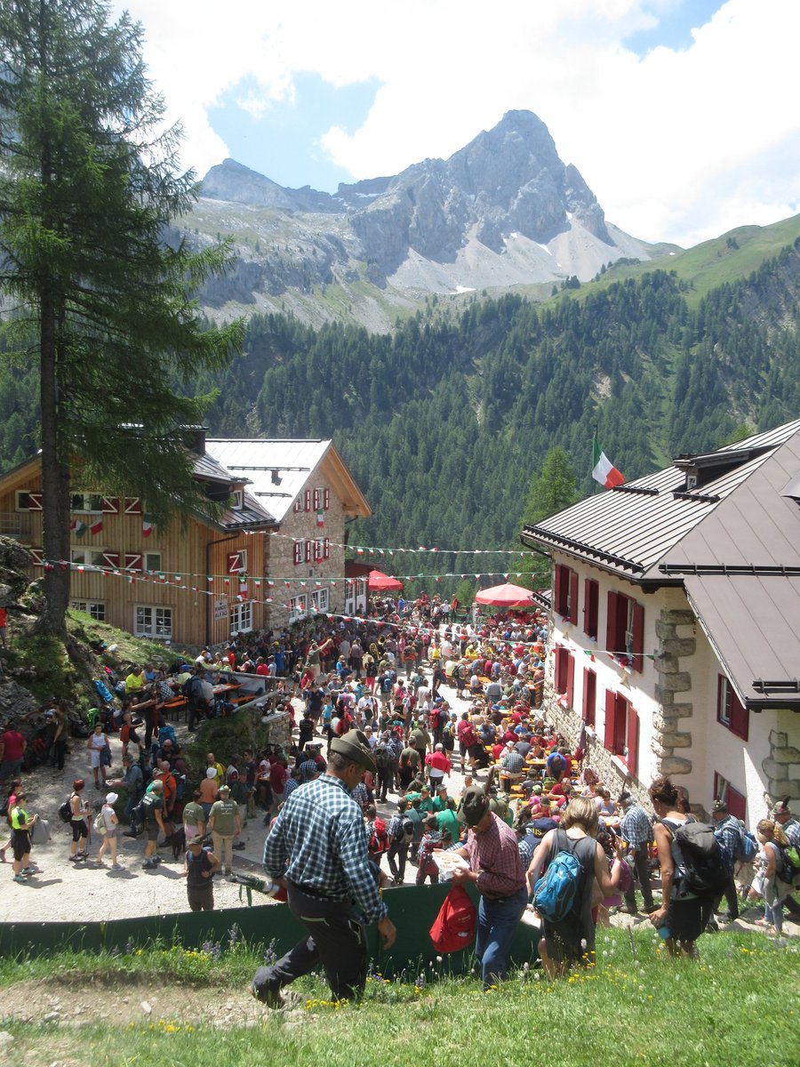 andyblanck1's tweet image. the #Contrin refuge when it was close to the A-H front of the #Marmolada; today a peaceful and festive place for the ex Alpine troops. The south face of the Marmolada and some items of the Standschutzen that occupied the place in 1915.
#ww1dolomitifront